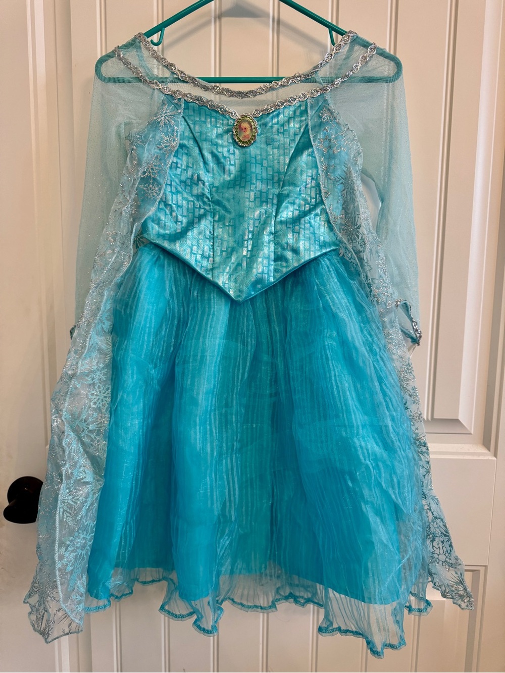 Official Disney Parks Elsa dress size 6.  Halloween / dress up.  Frozen princess